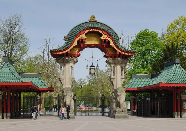 Portail d'entrée du zoo de Berlin, colonnes rouges et toits de tuiles vertes