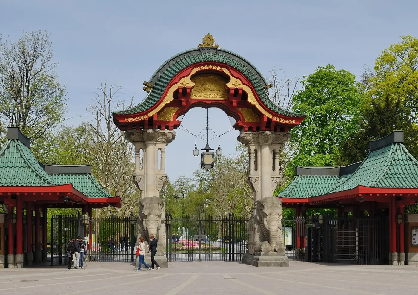 Portail d'entrée du zoo de Berlin, colonnes rouges et toits de tuiles vertes