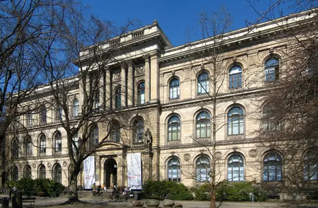 Façade néoclassique du musée d'histoire naturelle, hautes fenêtres et porche à colonnes