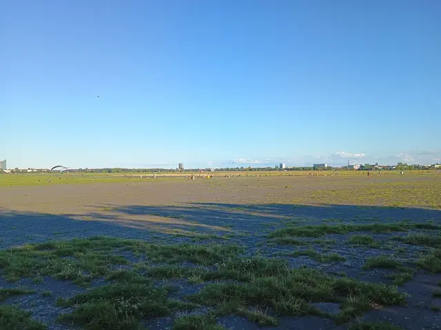 Vaste étendue d'herbe rase jusqu'à l'horizon, sur l'ancien terrain d'aviation