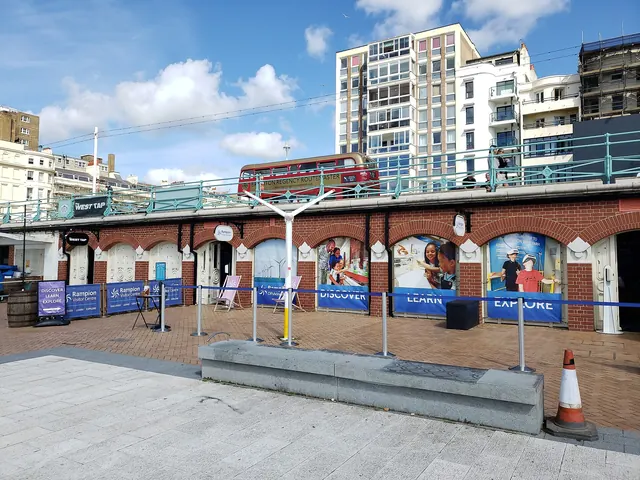 Voyage scolaire durable à Brighton : façade du centre d'interprétation sous les arches du front de mer, bannières « Discover, Learn, Explore »