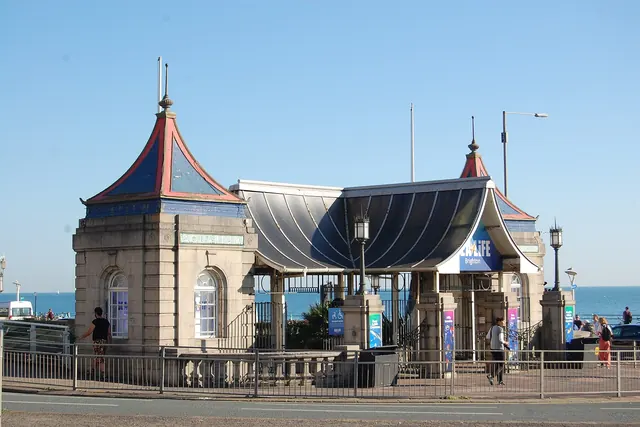 Voyage scolaire durable à Brighton : entrée victorienne de l'aquarium sur le front de mer, tourelle à toit rouge et bleu
