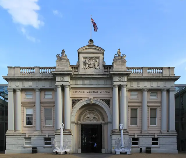 Façade néoclassique à colonnes et portail monumental du musée maritime