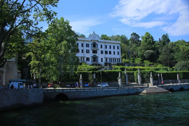 Villa du XVIIIe siècle et ses terrasses de jardin au bord du lac de Côme