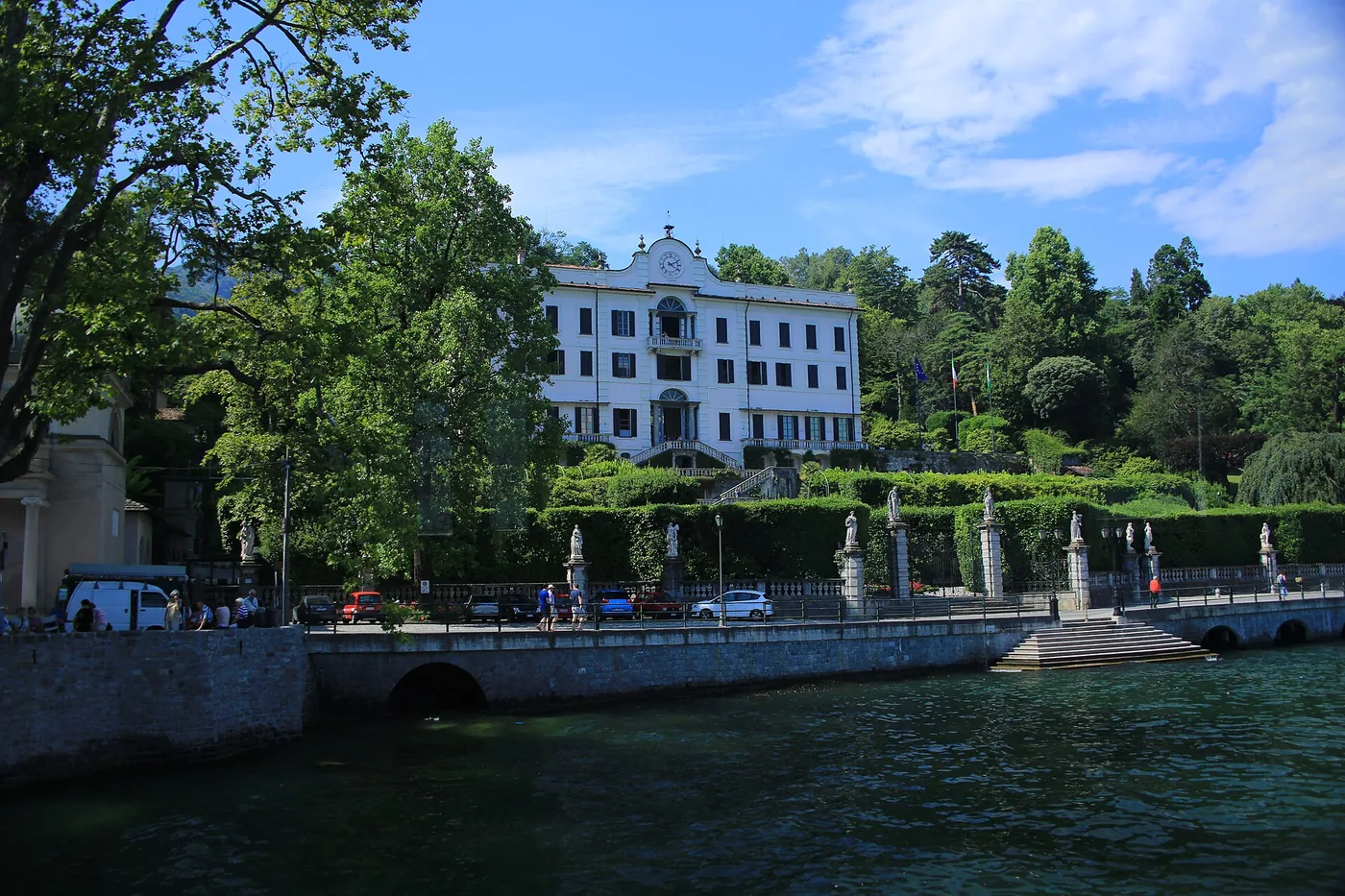 Villa du XVIIIe siècle et ses terrasses de jardin au bord du lac de Côme