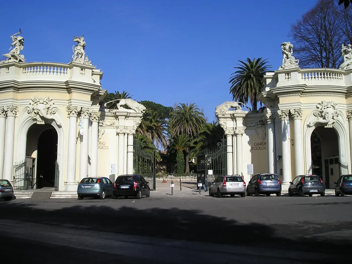 Portail monumental d'entrée du parc zoologique, colonnes et groupes sculptés