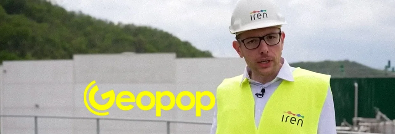Deux enfants de dos observant une installation industrielle et ses conduites
