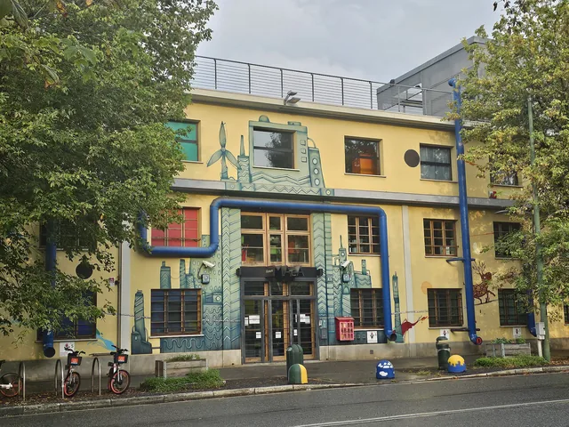 Façade d'ancienne usine peinte de motifs bleus, occupée par le musée de l'environnement