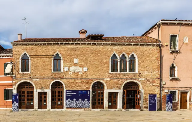 Le palais de brique aux fenêtres gothiques qui abrite le musée, sur la place