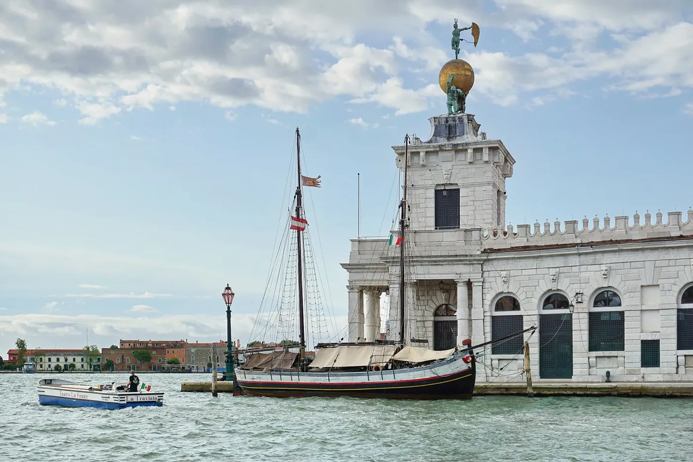 Voyage scolaire durable à Venise : voilier de travail à deux mâts amarré à la pointe de la Douane