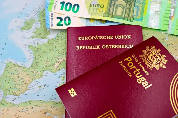 Deux passeports européens posés sur une carte d'Europe