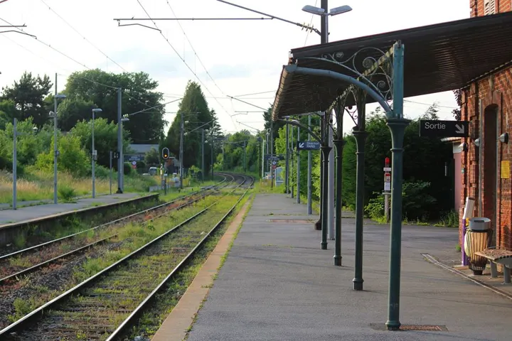 Le quai d'une petite gare des Hauts-de-France