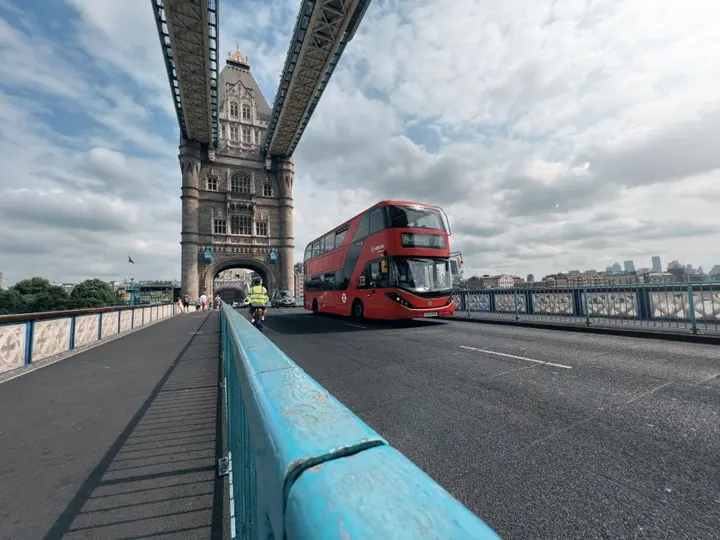 Un bus rouge à impériale traverse Tower Bridge, à Londres