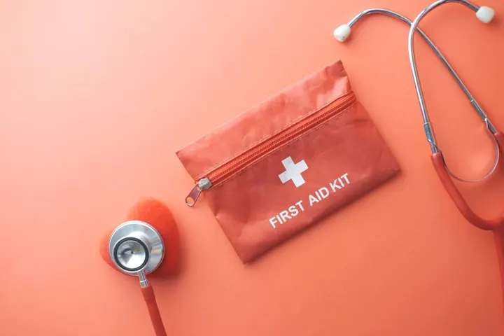 Une trousse de premiers secours et un stéthoscope