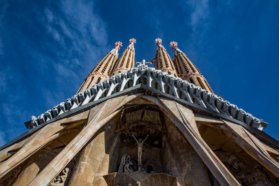 Les tours de la Sagrada Família en contre-plongée, ciel bleu