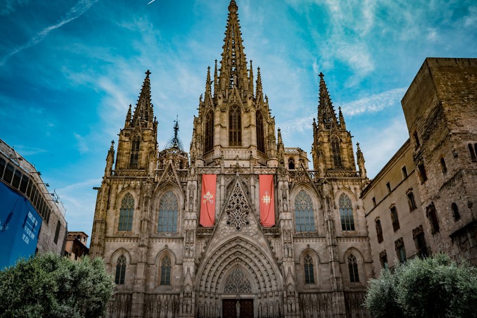 La façade gothique de la cathédrale de Barcelone, ciel bleu