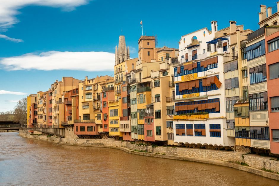 Les façades colorées de Gérone au bord de l'Onyar
