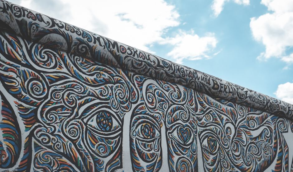 Fresque peinte sur un tronçon du mur de Berlin
