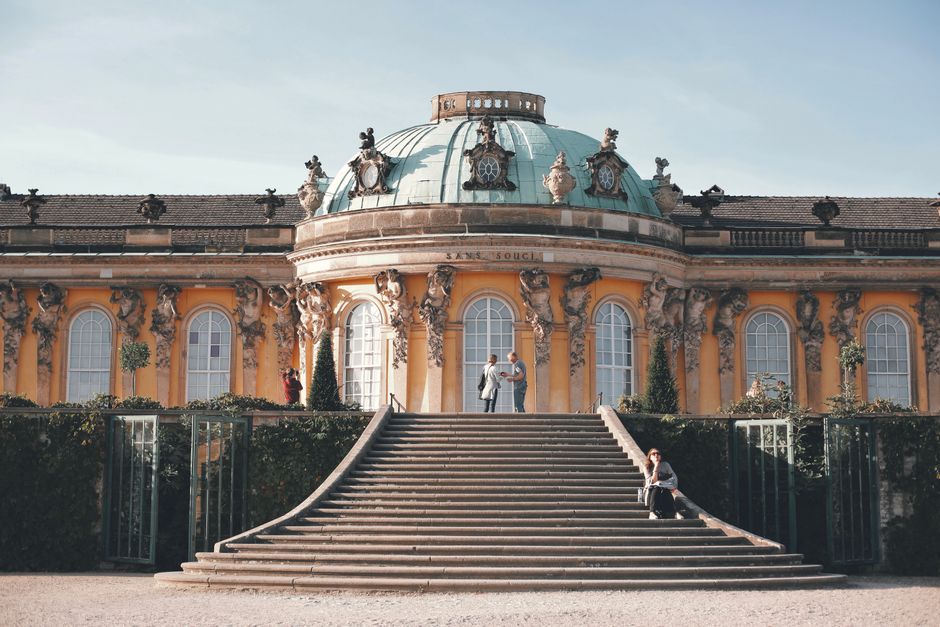 Palais à coupole et escalier monumental dans le parc de Sanssouci