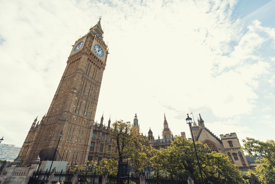 Big Ben et le palais de Westminster en contre-plongée, ciel clair