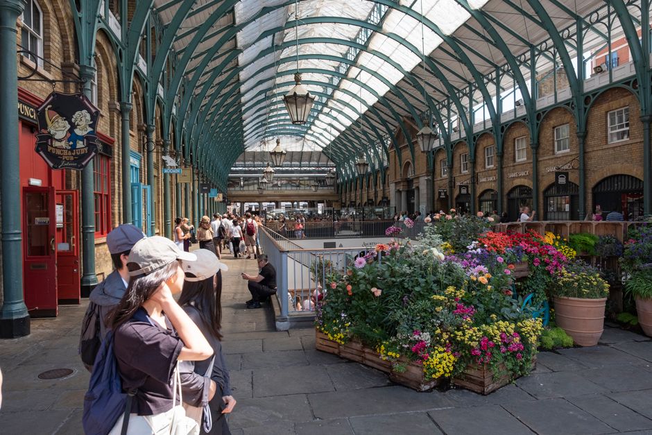 La halle couverte de Covent Garden, verrière à charpente verte et étals fleuris