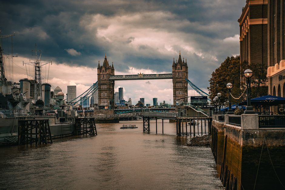 Tower Bridge sur la Tamise, ciel d'orage