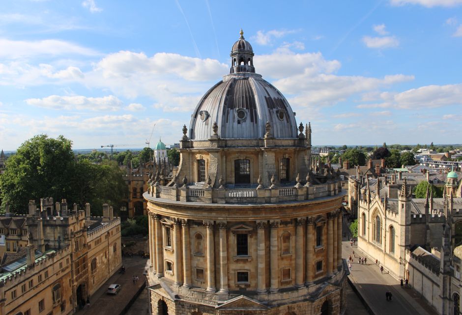La Radcliffe Camera et les toits d'Oxford au soleil