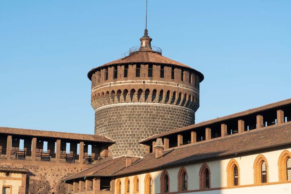 La tour ronde d'angle du château des Sforza, ciel bleu