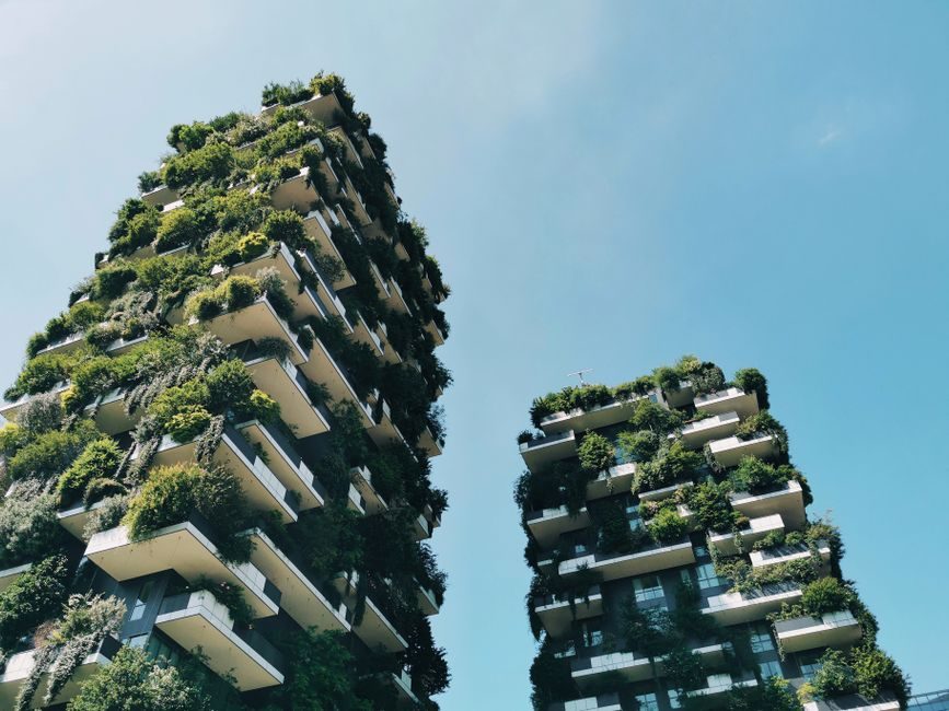 Les deux tours plantées d'arbres du Bosco Verticale, vues d'en bas