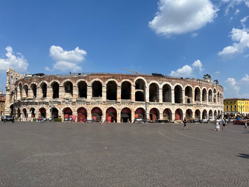 Les arènes de Vérone et leur place, ciel bleu