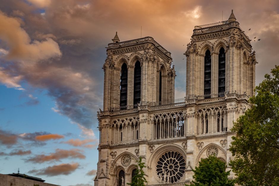 La façade de Notre-Dame de Paris au coucher du soleil
