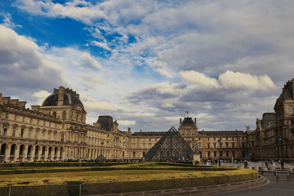 La pyramide du Louvre et les ailes du palais
