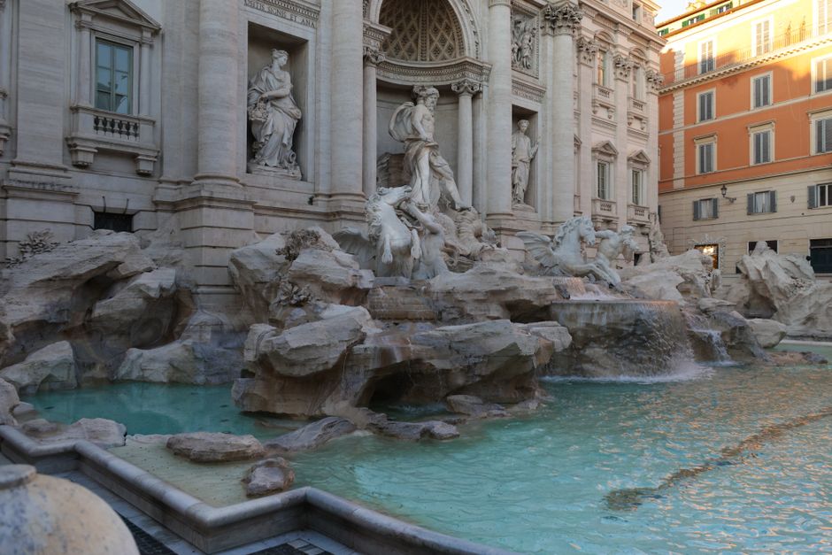 Les sculptures et le bassin turquoise de la fontaine de Trevi