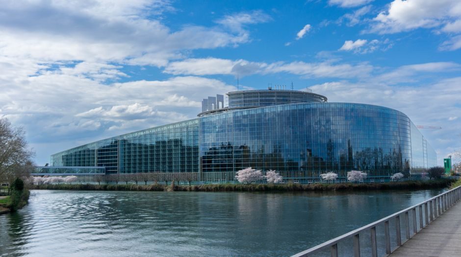 Le bâtiment vitré du Parlement européen au bord de l'Ill