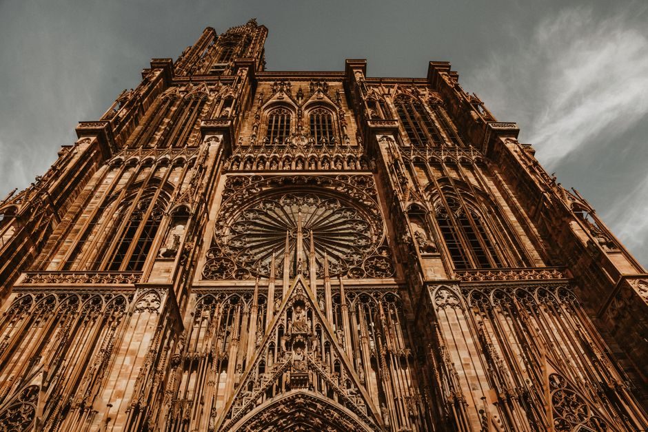 La façade de la cathédrale de Strasbourg en contre-plongée, rosace et flèche