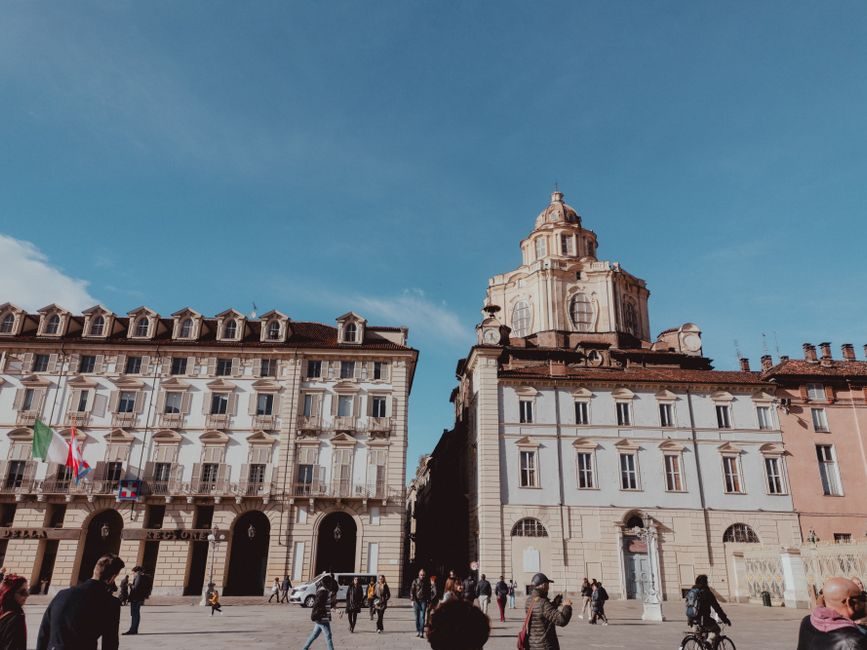 La piazza Castello à Turin, façades et coupole de San Lorenzo