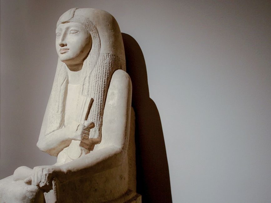 Statue égyptienne en marbre dans une salle du musée de Turin