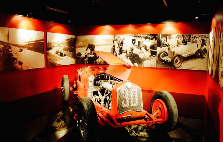 Voiture de course rouge ancienne exposée dans un musée de Turin