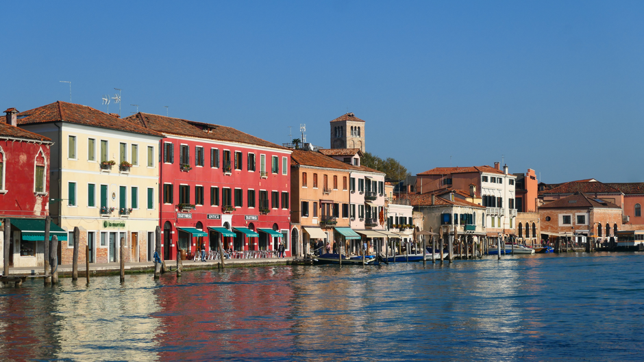Canal de Murano bordé de maisons colorées, campanile au fond