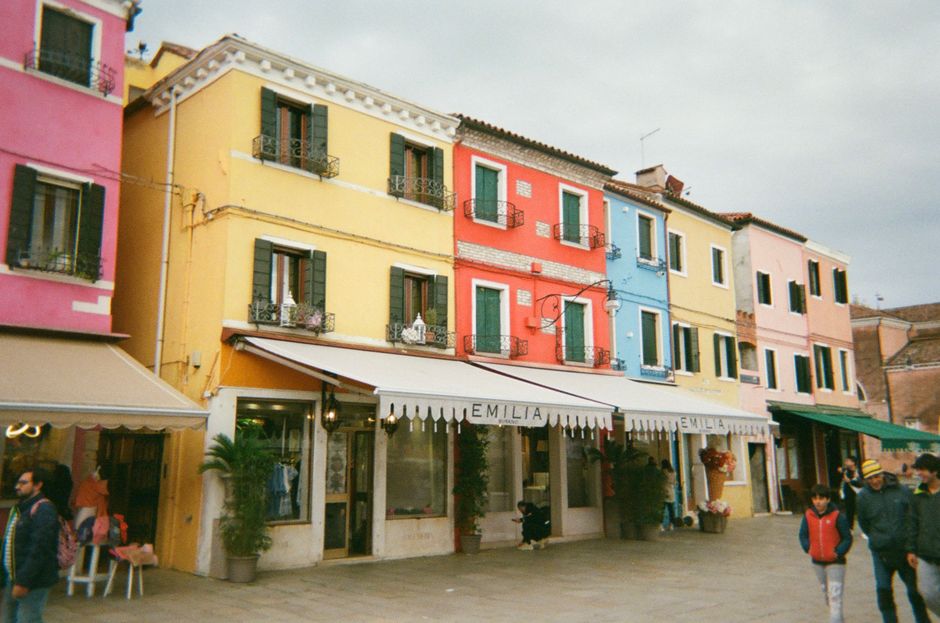 Façades colorées de Burano, boutique de dentelle
