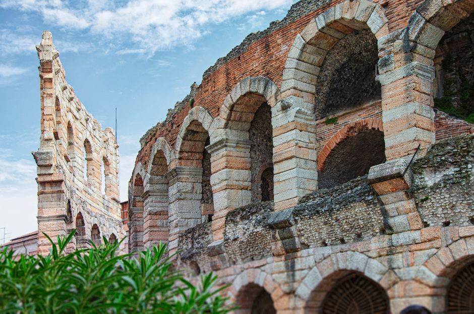 Les arches de pierre rosée des arènes de Vérone