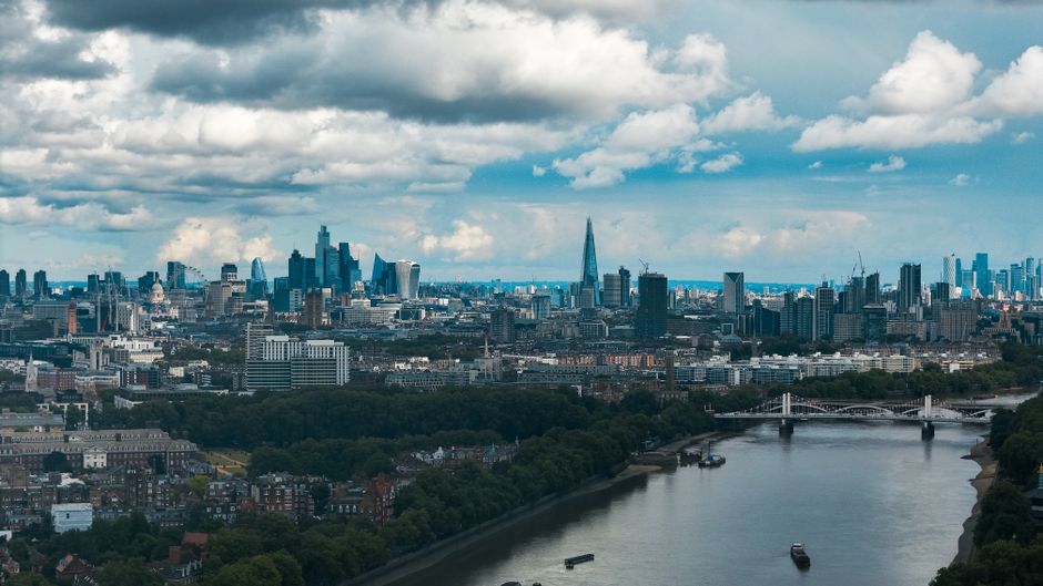 La Tamise et la silhouette de la City sous un ciel nuageux